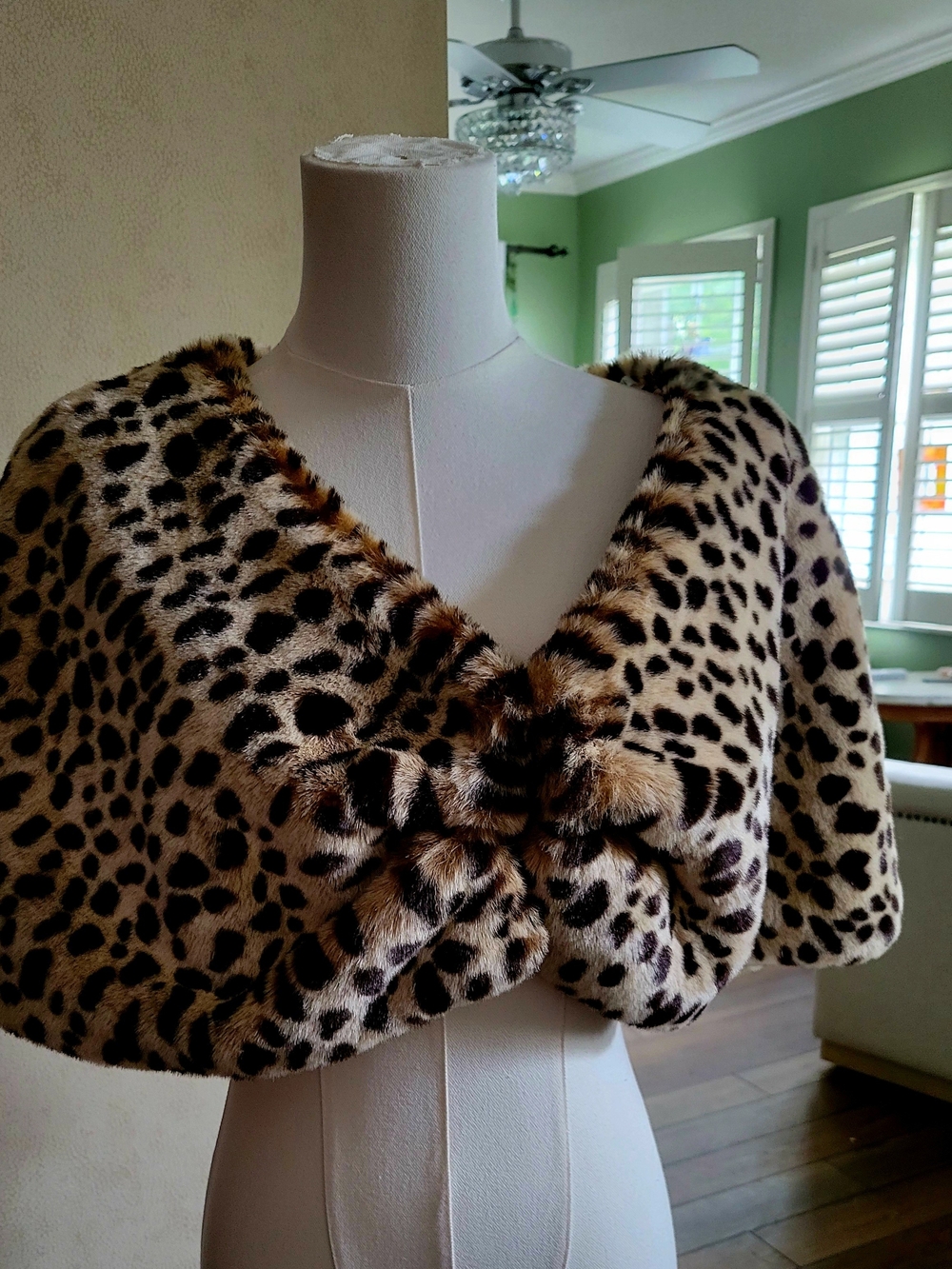 Faux Fur Leopard Print Capelet - Tan/Black